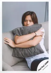 【中古】生写真(ジャニーズ) Hey! Say! JUMP/岡本圭人/膝上・座り・衣装白・クッション抱きしめる/「マエヲムケ」PV＆ジャケ写撮影オフショット/公式生写真