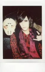【中古】生写真(男性) FEST VAINQUEUR/HAL/上半身・衣装黒・赤豹柄・ファー・右手仮面・左手指3本立て・体斜め・背景黒/生チェキ