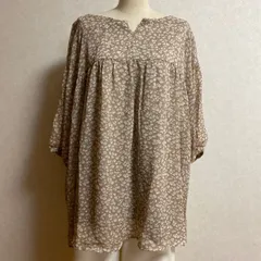 KN2476 ＊5L 大きいサイズ　難あり　肩に縫製不良あり　インナー付きチュニックブラウス、ベージュ花柄