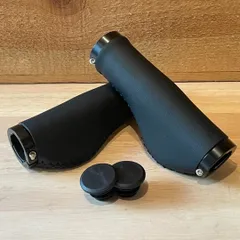 【新品】手縫いステッチグリップ 握りやすいエルゴ形状 ブラック 合皮レザーのサムネイル