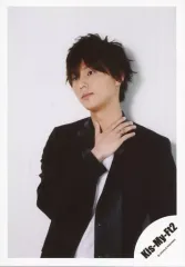 【中古】生写真(ジャニーズ) Kis-My-Ft2/藤ヶ谷太輔/上半身・衣装黒白・首に右手/17夏 コンサートパンフ＆グッツ撮影オフショット/公式生写真