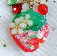 レジン♡シャカシャカ♡キーホルダー♡いちごウサギ♡