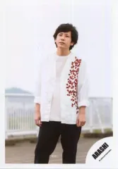 【中古】生写真(ジャニーズ) 嵐/二宮和也/膝上・衣装白黒・両手下・体正面/シングル「夏疾風」MV＆ジャケ写撮影オフショット/公式生写真