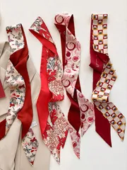 アクセサリー レディース スカーフ 大人気! 4枚セット 細長いレッドシルクスカーフ、場の雰囲気作りに最適、ハンドバッグやベルトとしての着用や、ネックスカーフやバンダナとしてプロの装いにも最適、髪留めやヘッドバンド