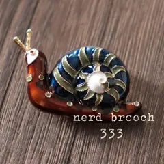 レトロなカタツムリブローチ　生き物 アンティーク調 ヴィンテージ調 大人 メンズ 男女兼用 個性的 レトロ 新品未使用 コサージュ NerD