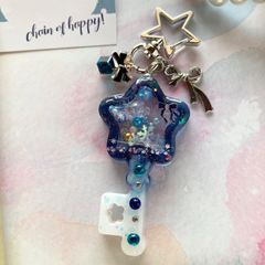 シャカシャカレジンキーホルダー　ハンドメイド　クリスマス　青い星と雪の鍵