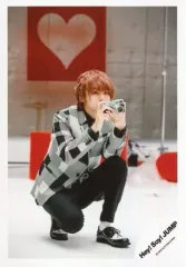 【中古】生写真(ジャニーズ) Hey! Say! JUMP/伊野尾慧/全身・しゃがみ・衣装白黒グレー・両手カメラ持つ/「Hey!?Say! JUMP?LIVE?TOUR?SENSE?or LOVE」グッズオフショット/公式生写真