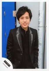 【中古】生写真(ジャニーズ) 嵐/二宮和也/上半身・衣装黒・両手ポケット・背景青白/「I seek/Daylight」PV＆ジャケ写撮影オフショット/公式生写真