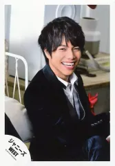 【中古】生写真(ジャニーズ) ジャニーズWEST/重岡大毅/上半身・座り・衣装白黒・体右向き・笑顔/公式生写真