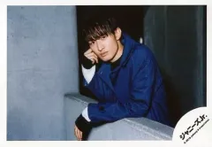 【中古】生写真(ジャニーズ) 関西ジャニーズJr./向井康二/横型・上半身・衣装青・右手頬・左向き・室内/「関西ジャニーズJr. LIVE 2019 Happy 2year!! ～今年も関ジュとChu Year!!～」オフショット/公式生写真