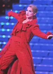 宝塚　星組　七海ひろきさんのグッズ・サイン入りカレンダー（フレーム付き） 2025年最新宝塚歌劇団カレンダーの人気アイテム - メルカリ