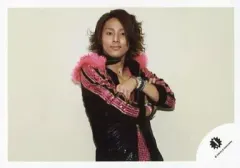 【中古】生写真(ジャニーズ) Kis-My-Ft2/藤ヶ谷太輔/横型・上半身・衣装黒ピンク・腕組み・背景白/公式生写真