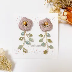 ピンクグレージュのお花とたっぷり葉っぱの刺繍ピアス/イヤリング