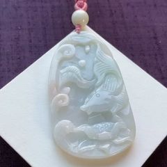 満工‼️精美❣️天然A貨翡翠　精巧なエゾシカちゃん＆満開梅の花ペンダント　鑑定書付き 精美❣️天然A貨翡翠 精巧なエゾシカちゃん＆満開梅の花ペンダント