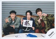 【中古】生写真(STARTO) Snow Man/岩本照・深澤辰哉・宮舘涼太/横型・膝上/「祭 GALA」グッズオフショット/公式生写真