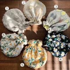 No.103 ハンドメイド 刺繍ポーチ  まんまる巾着  化粧ポーチ プチギフト ポチ袋 誕生日 退職祝い プレゼント交換 可愛い マーガレット デイジー バレンタイン