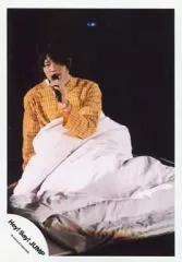 【中古】生写真(ジャニーズ) Hey! Say! JUMP/岡本圭人/ライブフォト・全身・衣装黄色チェック・左手マイク・座り・布団/公式生写真