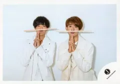 【中古】生写真(ジャニーズ) 関西ジャニーズJr./向井康二・高橋恭平/横型・上半身・衣装白・人差し指立てる/17冬 関西ジュニア「X’mas SHOW 2017」グッズ撮影オフショット/公式生写真