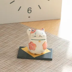 瀬戸焼手作り 手描 招猫  招き猫の置物招福置物 和の縁起物  運気上昇 かわいい ねこの置物 玄関飾り 開運 商売繁盛インテリア   海外お土産 ギフト お祝い プレゼント 贈り物 クラフトマンハウス