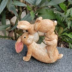 置物 オブジェ ガーデンオーナメント 高い高いをしているウサギ うさぎ ラビット ウサギの親子 室内 屋外 インテリア 玄関 リビング ダイニ