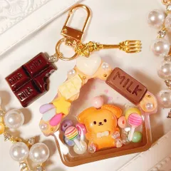 わんちゃんのお菓子のお家◆シャカシャカキーホルダー シェイカー ホイップデコ フェイクスイーツ アニマル 犬 おうち チョコレート キャンディ ビスケット ビーズ レジン チャーム ピンク ブラウン 名入れ プレゼント イニシャル 推し活 しぇりるのシェイカー