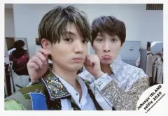 【中古】生写真(ジャニーズ) ジャニーズJr./高地優吾・渡辺翔太/横型・バストアップ・衣装白・青・緑・渡辺両手耳・口閉じ/Johnnys’ ISLAND セルフィー 2020/公式生写真