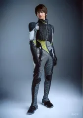 【中古】生写真(男性) 横井翔二郎(セシル・アイジマ)/全身・パイロットスーツ・体右向き・背景グレー・キャラクターショット/舞台「劇団シャイニング from うたの☆プリンスさまっ♪『ポラリス』」ブロマイドセットA