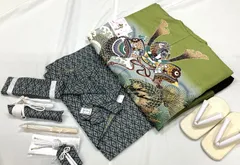 «花ラブリ»R647　新品　タグ付き 　このび。七五三男児　男の子　５歳　羽織袴１０点セット　化粧箱付き　羽織・長着・半襦袢・袴・懐剣・腰ひも・お守り・羽織紐・末広・草履　和装　和風　和柄　着物　緑系　黄緑　兜　松　花菱