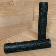 グリップ 自転車 MTB BMX クロスバイク ママチャリ 22.2mm ラバー ハンドル 165mm ロング 肉厚 滑りにくい 街乗り カスタム パーツ カラーバリエーション 豊富 耐久性 衝撃吸収 バーグリップのサムネイル