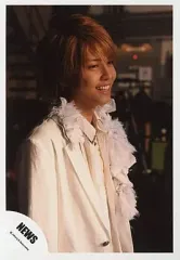 【中古】生写真(ジャニーズ) NEWS/手越祐也/上半身・ジャケット白・シャツ白・目線右/公式生写真