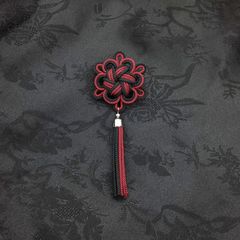 【受注制作】八重菊結びのタッセルブローチRC（エンジ×黒・ブラック） 和風 中華風 チャイナ 中国結び 飾り結び 紐