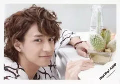 【中古】生写真(ジャニーズ) Hey! Say! JUMP/八乙女光/横型・顔アップ・衣装白・黒・赤・浴衣・右向き・両手曲げ・サボテン/公式生写真