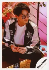 【中古】生写真(ジャニーズ) King ＆ Prince/平野紫耀/全身・しゃがみ・衣装黒.白・両手重ね・サングラス・階段/アルバム「L＆」MV＆ジャケ写オフショット/公式生写真