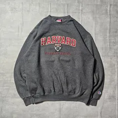 『 Champion / チャンピオン 』 ハーバードクルーネックスウェット / Lサイズ / チャコールグレー色 ハーバード大学のロゴが刺繍とワッペンでデザインされており、デザインバランスが魅力的 程よくゆったりしたシルエット