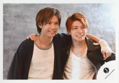 【中古】生写真(ジャニーズ) King ＆ Prince/岸優太・神宮寺勇太/横型・上半身・衣装白・黒・肩組み・笑顔・右向き・背景グレー/「DREAM BOYS」グッズオフショット/公式生写真