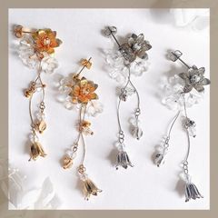 【304ステンレス 24KGP】ハンドメイドピアス 小ぶり メタルフラワー クリア 華奢 すずらん 揺れる パール オーロラビーズ アレルギー対応 イヤリング