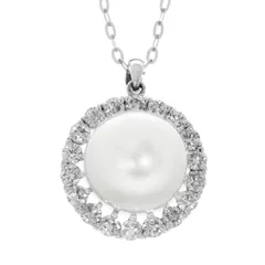 あらゆるシーンで活躍するパールジュエリー。貴重な18金ホワイトゴールドの南洋パールダイヤモンドペンダントネックレス