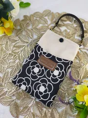 北欧風花柄のスマホショルダー　ハンドメイド　北欧　スマホケース　スマホショルダー　スマホポーチ　カメリア　モノクロ　2WAY　iPhone　android