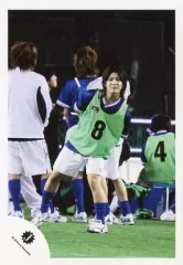 【中古】生写真(ジャニーズ) Hey! Say! JUMP/山田涼介/全身・衣装ユニフォーム・青・白・赤・ビブス緑「8」、両手後ろ・前かがみ・後ろに人・グラウンド/公式生写真