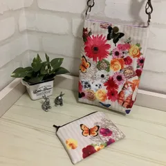 ❤️ SALE❣️鮮やかな花・蝶・ねこちゃんが可愛いサコッシュバックとポーチ＊ラミネート＊アイボリー＊