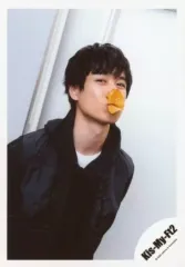 【中古】生写真(ジャニーズ) Kis-My-Ft2/宮田俊哉/上半身・衣装黒・食べ物咥え・右向き・両手下/「Kis-My-Ft2 LIVE TOUR 2020 To-y2」グッズオフショット/公式生写真