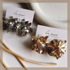 人気♡ ブライダル 普段使い 大ぶり メタルフラワー ハンドメイドピアス イヤリング 後ろもお花 パール 軽量 軽い 金属アレルギー対応 ステンレス 24金コーティング ゴールド シルバー シンプル 可愛い 結婚式 ウェディング