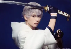 【中古】生写真(男性) 岡宮来夢(鶴丸国永)/横型・キャラクターショット/「ミュージカル『刀剣乱舞』 ～陸奥一蓮～」ブロマイド 刀剣男士(戦闘ver.+内番ver.)