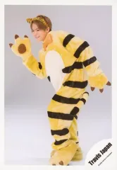 【中古】生写真(ジャニーズ) Travis Japan/松倉海斗/全身・衣装黄色・着ぐるみ・カチューシャ・右手曲げ・左向き・前屈み/「アクリルスタンドII」オフショット/公式生写真