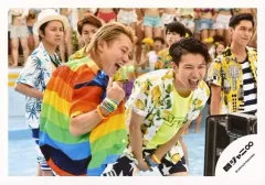 【中古】生写真(ジャニーズ) 関ジャニ∞/安田章大・大倉忠義/横型・膝上・衣装カラフル・安田右手シャツ・大倉前屈み・口開き・目線カメラ・後ろにメンバー/「罪と夏」PV＆ジャケ写撮影/公式生写真