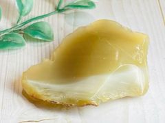 ピスタチオオパール　グリーンオパール　原石　ラフストーン