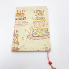 布ブックカバー ケーキ柄 文庫本サイズ しおり付き ハンドメイド お誕生日 B062