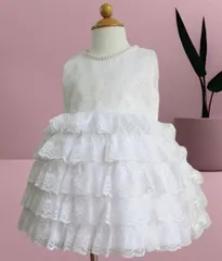 真っ白のフリフリスカートドレス　80サイズ　フォーマル　結婚式　　記念撮影　お宮参り　七五三　初誕生日　子供ドレス　ベビードレス　誕生日　クリスマス　プレゼント　写真撮影