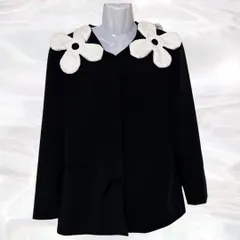 テーラードジャケット　ブラック　レディース　長袖　ボタンあり　花　装飾　無地　スナップボタン　襟なし　フォーマル　華やか