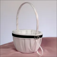 かご ウェディング 花かご ホワイト 白 レース リボン ラインストーン ハート 子供 結婚式 フラワーガール リングボーイ 花びら入れ 指輪用 リングピロー 手提げ 丸型 布製 リボン飾り イベント パーティー 小物